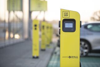 Bővülő elektromobilitás a régióban: a magyarországi STOP SHOP hálózatban 116 elektromos autó töltőpont került üzembe helyezésre