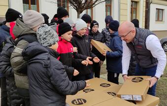 Hétezer laptoppal a rászorulók oktatásáért