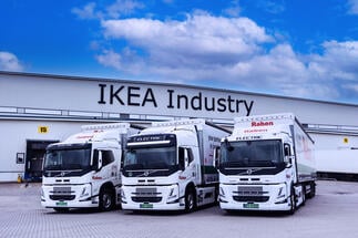 Újabb lépéseket tesz a kibocsátásmentes teherszállításért a Volvo Trucks, az IKEA Industry és a Raben Group